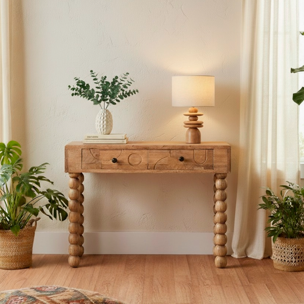 Consola de madera maciza con diseño original y carácter artesanal.