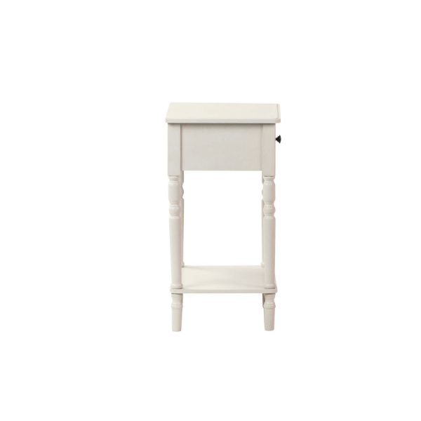 Esta mesita auxiliar de estilo clásico renovado es ideal para dormitorios o rincones con encanto. Fabricada en MDF y patas de pino, presenta un acabado blanco mate combinado con un tirador negro, aportando un contraste elegante y atemporal. Incluye un cajón funcional y una balda inferior para almacenamiento adicional. Perfecta como mesita de noche o mueble auxiliar en salones o entradas.