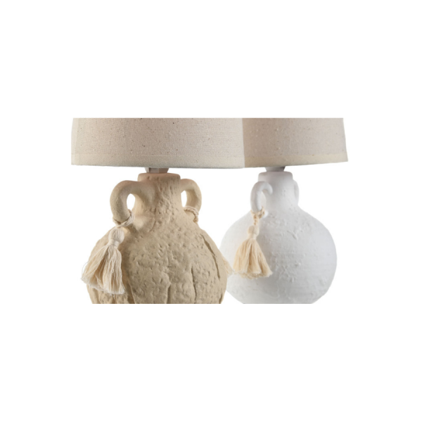 Lámpara de Sobremesa Cerámica con Flecos – 15x15x28 cm Dale un aire artesanal y lleno de encanto a tu decoración con esta lámpara de sobremesa de cerámica blanca.