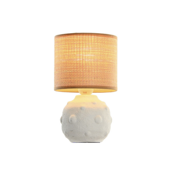 Lámpara de Sobremesa Cerámica y Fibra Natural – 15x15x25 cm Pequeña en tamaño pero grande en estilo. Esta lámpara de sobremesa combina una base de cerámica blanca con textura orgánica y una pantalla de fibra natural trenzada que aporta calidez y encanto artesanal.