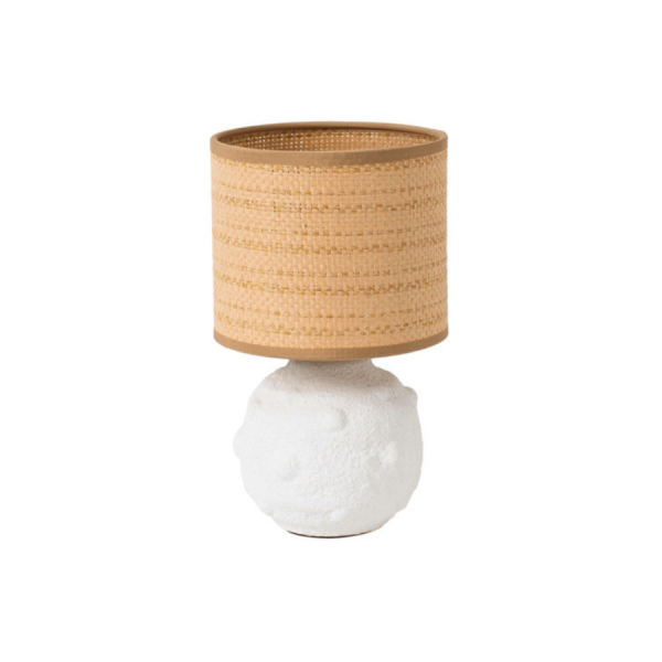 Lámpara de Sobremesa Cerámica y Fibra Natural – 15x15x25 cm Pequeña en tamaño pero grande en estilo. Esta lámpara de sobremesa combina una base de cerámica blanca con textura orgánica y una pantalla de fibra natural trenzada que aporta calidez y encanto artesanal.