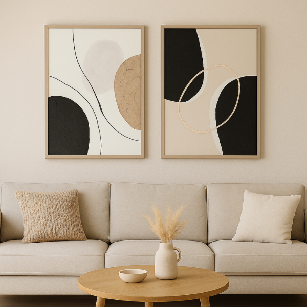 Cuadros decorando salón Set de cuadros abstractos en salón minimalista con sofá beige y mesa de madera, decoración moderna y elegante.