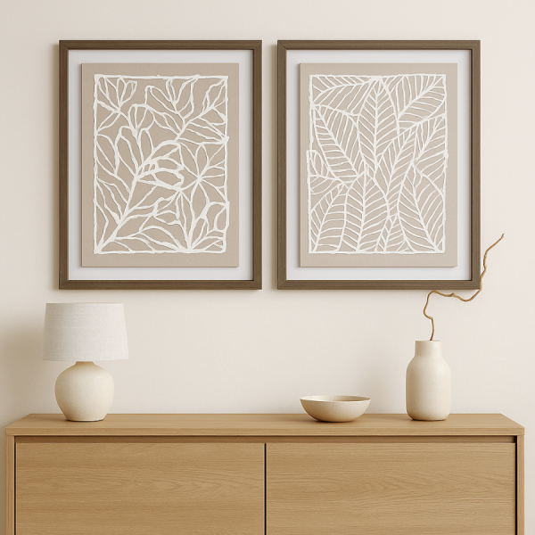Set de cuadros decorativos en lino con diseño de hojas blancas sobre fondo beige, estilo natural y minimalista.