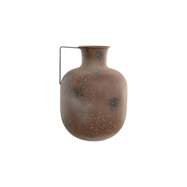 Jarrón metal envejecido marrón 29x29x41,5 cm Añade un toque de encanto rústico y carácter artesanal a tu hogar con este elegante jarrón de metal acabado envejecido en tono marrón.