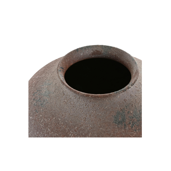 Jarrón metal envejecido marrón 29x29x41,5 cm Añade un toque de encanto rústico y carácter artesanal a tu hogar con este elegante jarrón de metal acabado envejecido en tono marrón.
