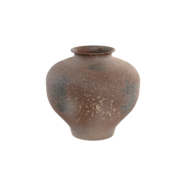 Jarrón metal envejecido marrón 29x29x41,5 cm Añade un toque de encanto rústico y carácter artesanal a tu hogar con este elegante jarrón de metal acabado envejecido en tono marrón.