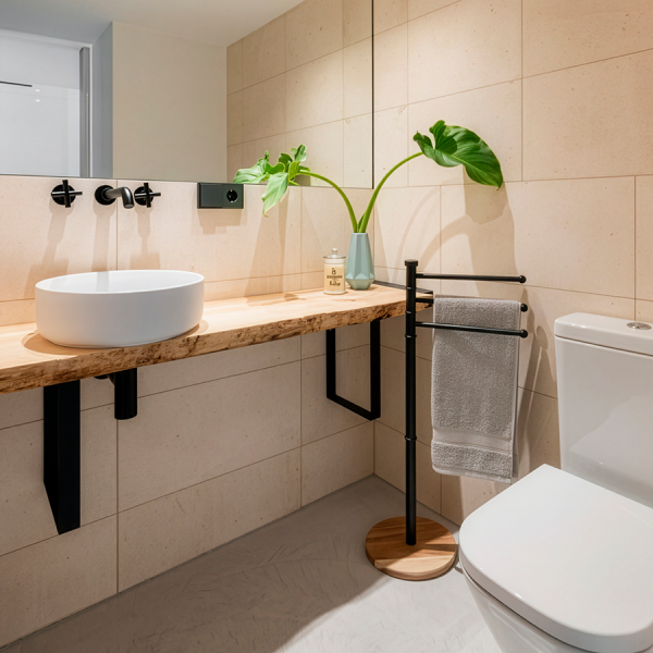 BAÑO CON Toallero Acacia Inox Negro 45x26x85,5 cm Aporta estilo y funcionalidad a tu baño con este elegante toallero de pie. Fabricado con una estructura de acero inoxidable en color negro mate y una base de madera de acacia natural, combina a la perfección diseño moderno y materiales cálidos. Sus barras giratorias permiten colgar varias toallas de forma práctica, optimizando el espacio y facilitando el secado. Ideal para baños contemporáneos o de estilo industrial que buscan un toque sofisticado y natural.