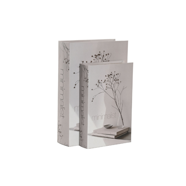 Caja libros set 2 “Minimalist” MDF 21×7×30 cm Set decorativo de dos cajas con diseño de libros en tonos neutros y estilo minimalista. Fabricadas en MDF con acabado mate, son perfectas para dar un toque elegante y moderno a cualquier estancia. Ideales para colocar sobre aparadores, estanterías o mesas auxiliares, aportando orden y estilo a tu decoración. Se abren como cajas, ofreciendo un práctico espacio de almacenaje oculto para guardar pequeños objetos.