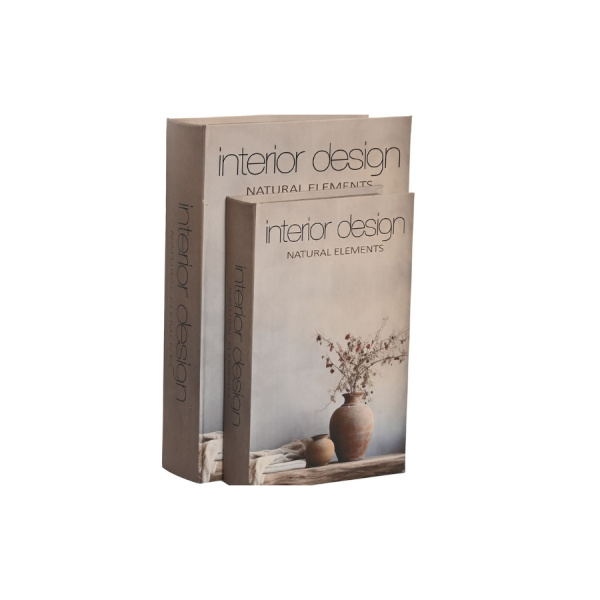 Caja libros set 2 “Minimalist” MDF 21×7×30 cm Set decorativo de dos cajas con diseño de libros en tonos neutros y estilo minimalista. Fabricadas en MDF con acabado mate, son perfectas para dar un toque elegante y moderno a cualquier estancia. Ideales para colocar sobre aparadores, estanterías o mesas auxiliares, aportando orden y estilo a tu decoración. Se abren como cajas, ofreciendo un práctico espacio de almacenaje oculto para guardar pequeños objetos.