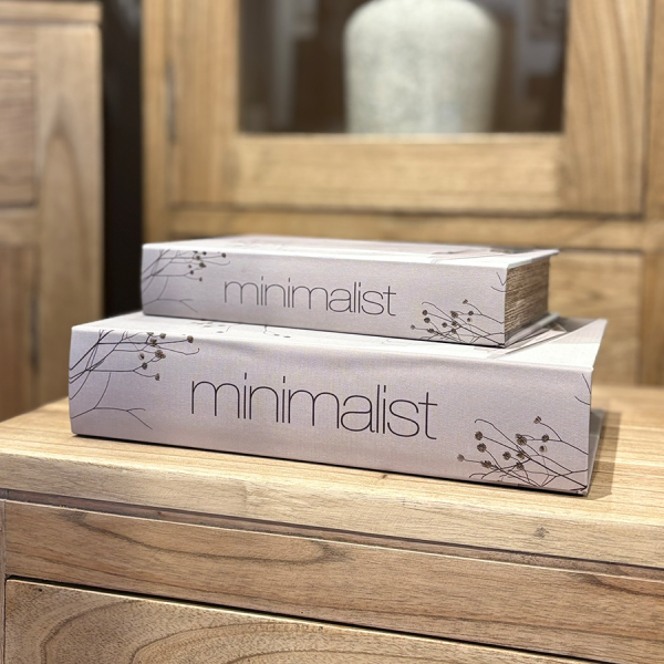 Caja libros set 2 “Minimalist” MDF 21×7×30 cm Set decorativo de dos cajas con diseño de libros en tonos neutros y estilo minimalista. Fabricadas en MDF con acabado mate, son perfectas para dar un toque elegante y moderno a cualquier estancia. Ideales para colocar sobre aparadores, estanterías o mesas auxiliares, aportando orden y estilo a tu decoración. Se abren como cajas, ofreciendo un práctico espacio de almacenaje oculto para guardar pequeños objetos.