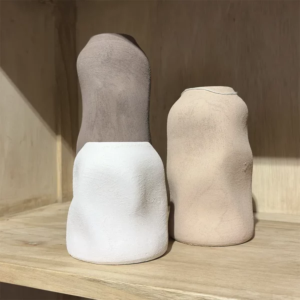 Set de 3 Jarrones de Gres Orgánico Rugoso Medidas: 9 × 9 × 24 cm (pieza mayor)