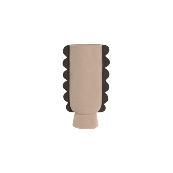 Jarrón de Gres Rugoso Marrón 21×14×38 cm Ref. JR-222763 Jarrón decorativo fabricado en gres con acabado rugoso y tono marrón natural. Su diseño estilizado y vertical, combinado con laterales ondulados en contraste, aporta un aire escultórico y contemporáneo que lo convierte en una pieza decorativa con mucha presencia.