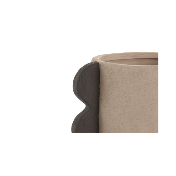 Jarrón de Gres Rugoso Marrón 21×14×38 cm Ref. JR-222763 Jarrón decorativo fabricado en gres con acabado rugoso y tono marrón natural. Su diseño estilizado y vertical, combinado con laterales ondulados en contraste, aporta un aire escultórico y contemporáneo que lo convierte en una pieza decorativa con mucha presencia.