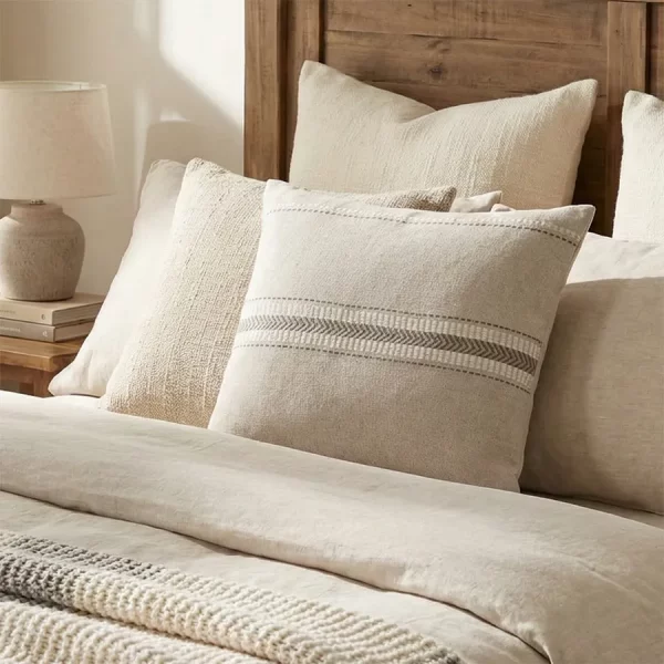 Cojín de Poliéster Beige 45×45 cm · 420 g sobre una cama