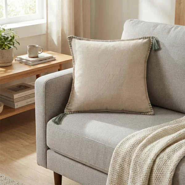 COJIN ALGODON YUTE 45X45 BORLAS NATURAL sobre un sofa