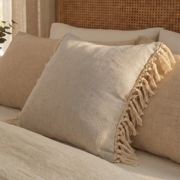 Cojín de Algodón Natural 45×45 cm sobre una cama