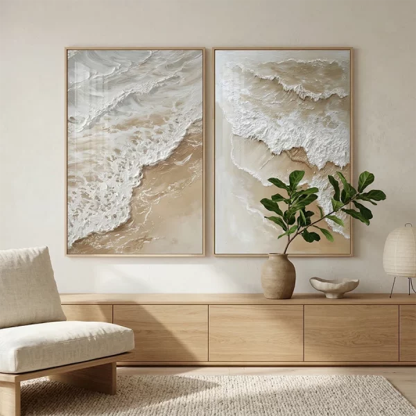 SET 2 CUADROS LIENZO PS 83 x 4,5 x 123 CM PLAYA Este elegante set de 2 cuadros decorativos en lienzo está inspirado en la belleza y tranquilidad del mar. Su diseño artístico recrea el movimiento de las olas rompiendo sobre la arena, combinando suaves tonos blancos y arena que transmiten calma, frescura y una agradable sensación de naturaleza.