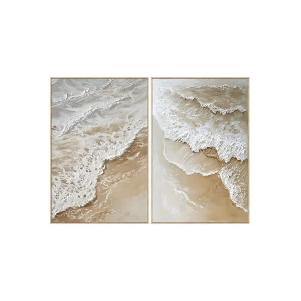 SET 2 CUADROS LIENZO PS 83 x 4,5 x 123 CM PLAYA Este elegante set de 2 cuadros decorativos en lienzo está inspirado en la belleza y tranquilidad del mar. Su diseño artístico recrea el movimiento de las olas rompiendo sobre la arena, combinando suaves tonos blancos y arena que transmiten calma, frescura y una agradable sensación de naturaleza.