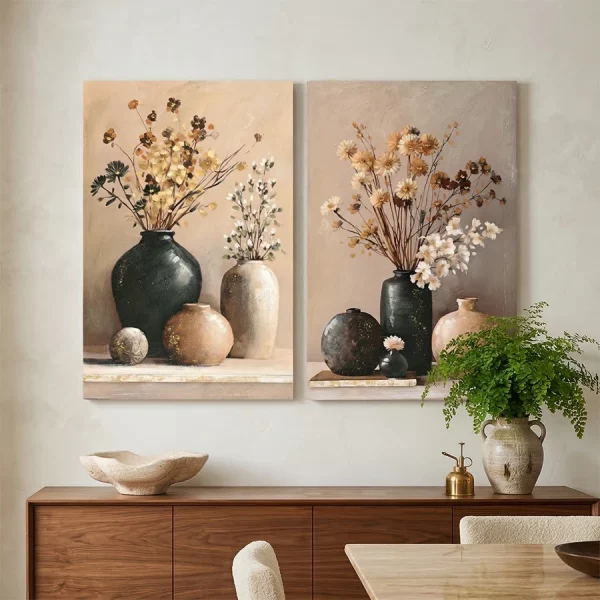 SET 2 CUADROS LIENZO MDF 60 x 3 x 90 CM JARRÓN Este elegante set de 2 cuadros decorativos en lienzo presenta una delicada composición floral donde ramos de flores se disponen en jarrones decorativos sobre una superficie de estilo clásico. Su estética artística combina detalles botánicos y tonos suaves que transmiten frescura, calidez y armonía.
