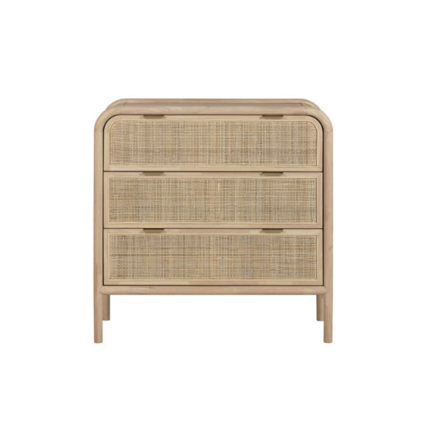 Esta cómoda destaca por su diseño natural y ligero, combinando la madera de abeto con el encanto artesanal del ratán trenzado. Una pieza perfecta para aportar calidez, textura y un estilo relajado a cualquier estancia del hogar. Los frentes de los cajones en ratán natural añaden un toque decorativo muy actual, mientras que la estructura de madera clara aporta luminosidad y sensación de amplitud. Su diseño con patas elevadas estiliza el mueble y facilita la limpieza del espacio.